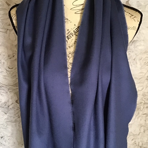 Johnstons of Elgin Blue Extra Fine Merino Wool Fringed Scarf Made in Scotland - Picture 4 of 10